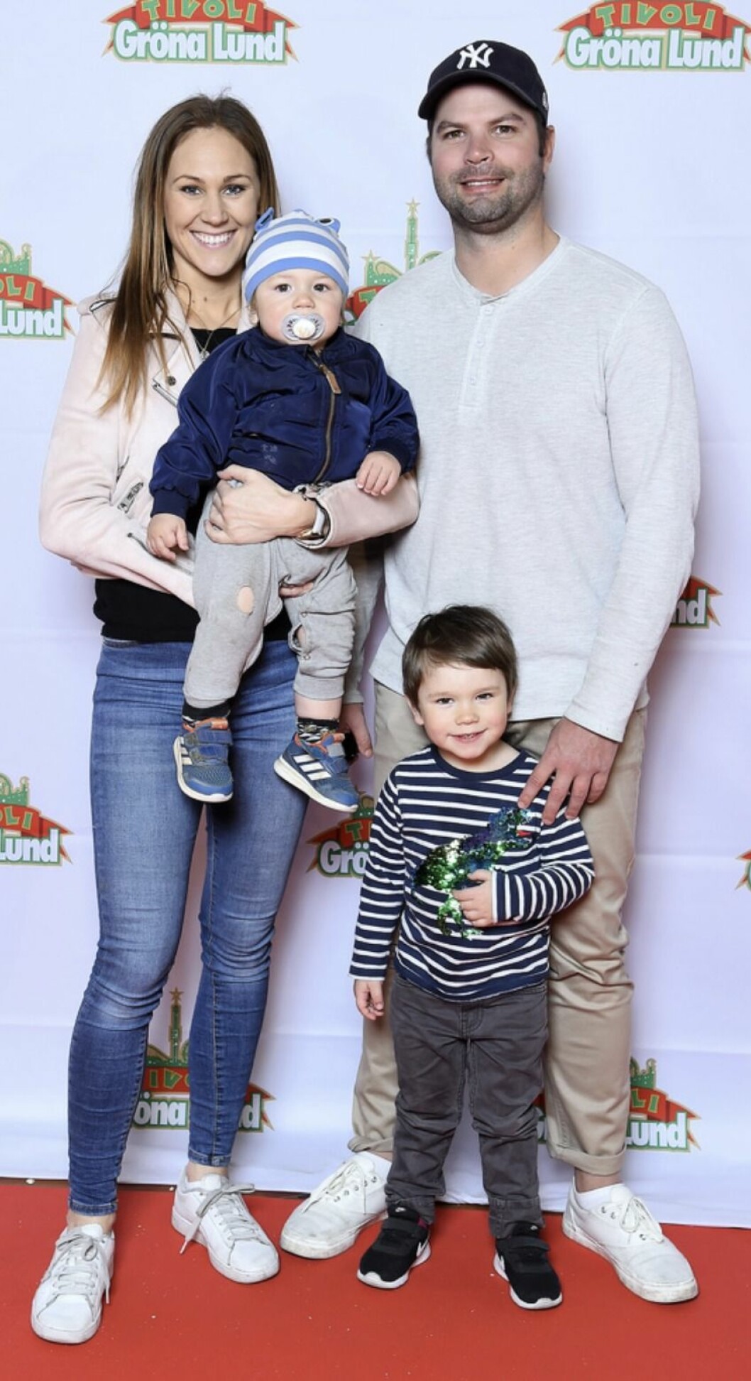 FOTO: Karin Törnblom/TT Maria Forsblom med pojkvän Emil Hägglöf med Matheo och Milian