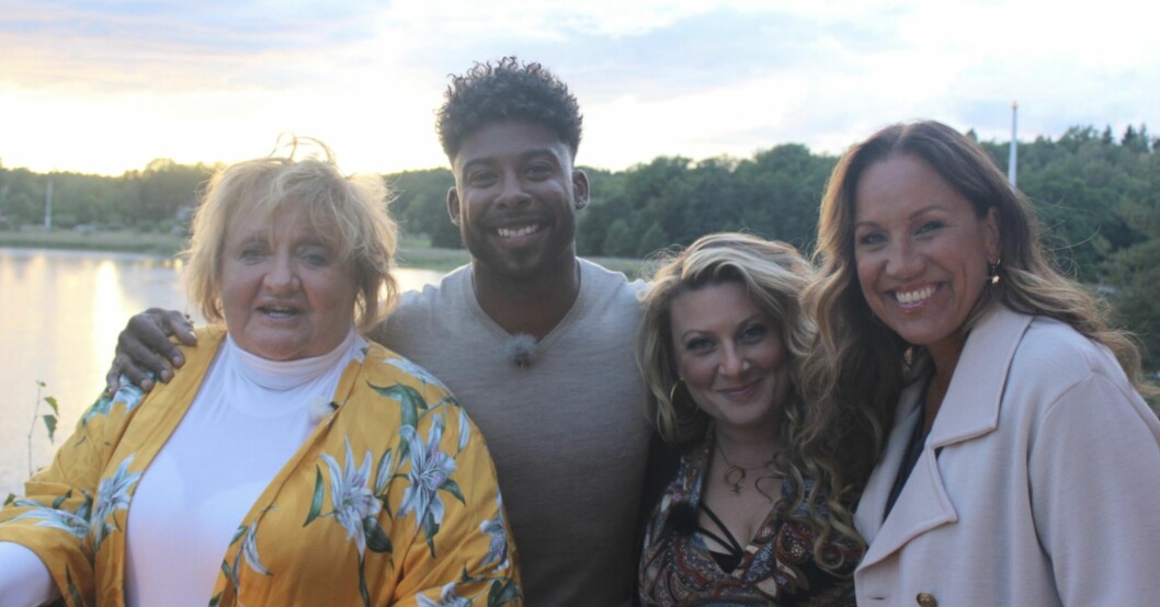 En bild tagen från fjärde avsnittet av Renées brygga säsong 7. Marianne Mörck, Sarah Dawn Finer, John Lundvik och Renée Nyberg
