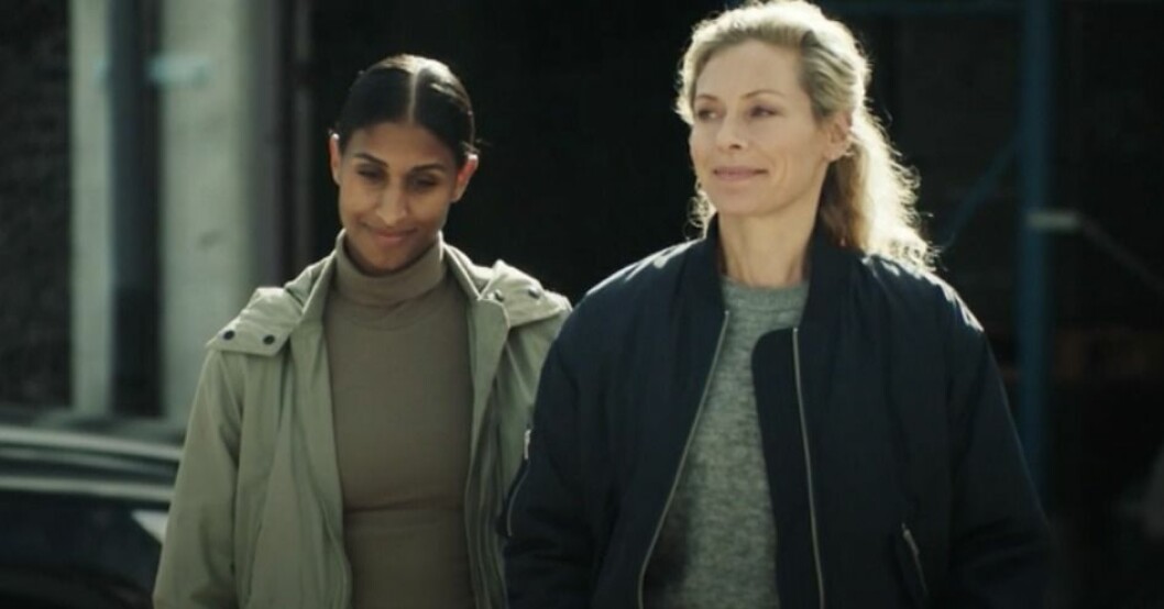 Lola Zackow och Eva Röse i <span class=" italic" data-lab-italic_desktop="italic">Maria Wern</span>. Lola som Sascha och Eva Röse som Maria Wern.