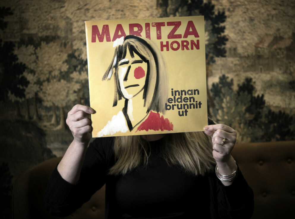 Maritza Horn visar upp skivan <span class=" italic" data-lab-italic_desktop="italic">Innan elden brunnit ut</span>. Maritza Horn visar upp sin musik