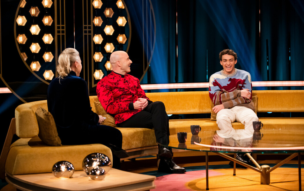 <strong>Mark Levengood börjar ge råd till Armand Duplantis för livet som sambo.</strong> Carina Bergfeldt, Mark Levengood och Armand Duplantis i soffan.