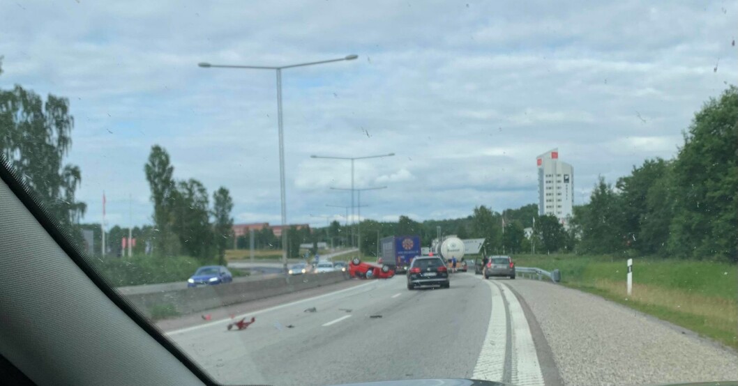 Markus Nilsson från Jönköping var på väg hem när en barnfamilj voltade på E4:an. Barnfamilj voltade på E4:an
