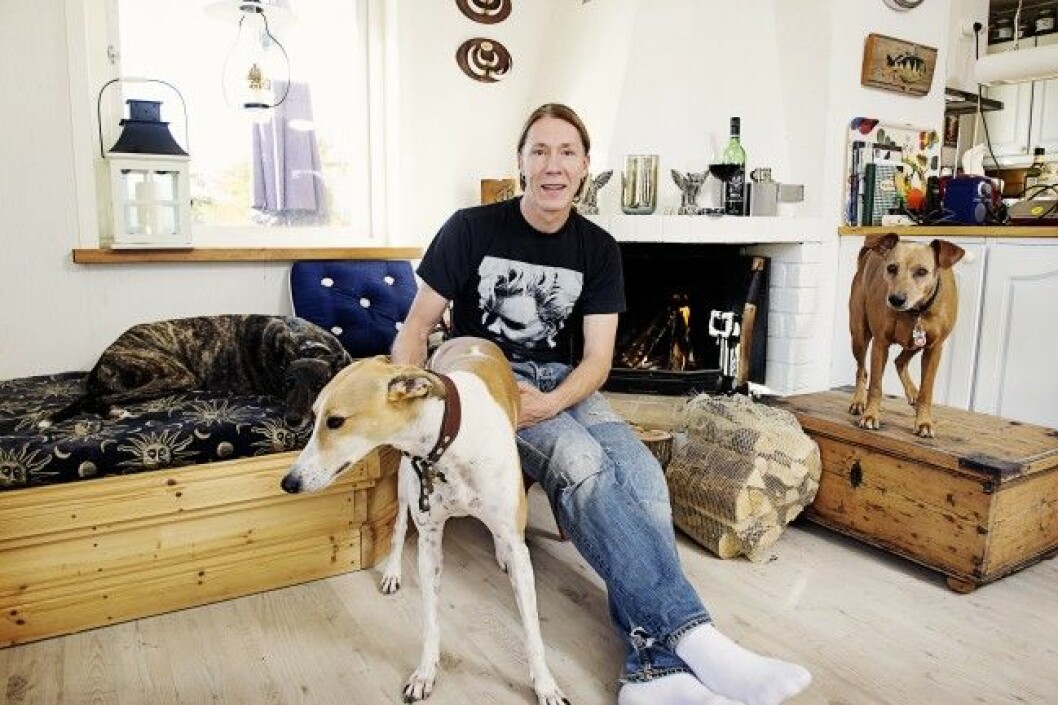 Martin “E-Type” Eriksson lever sitt liv med sina hundar.