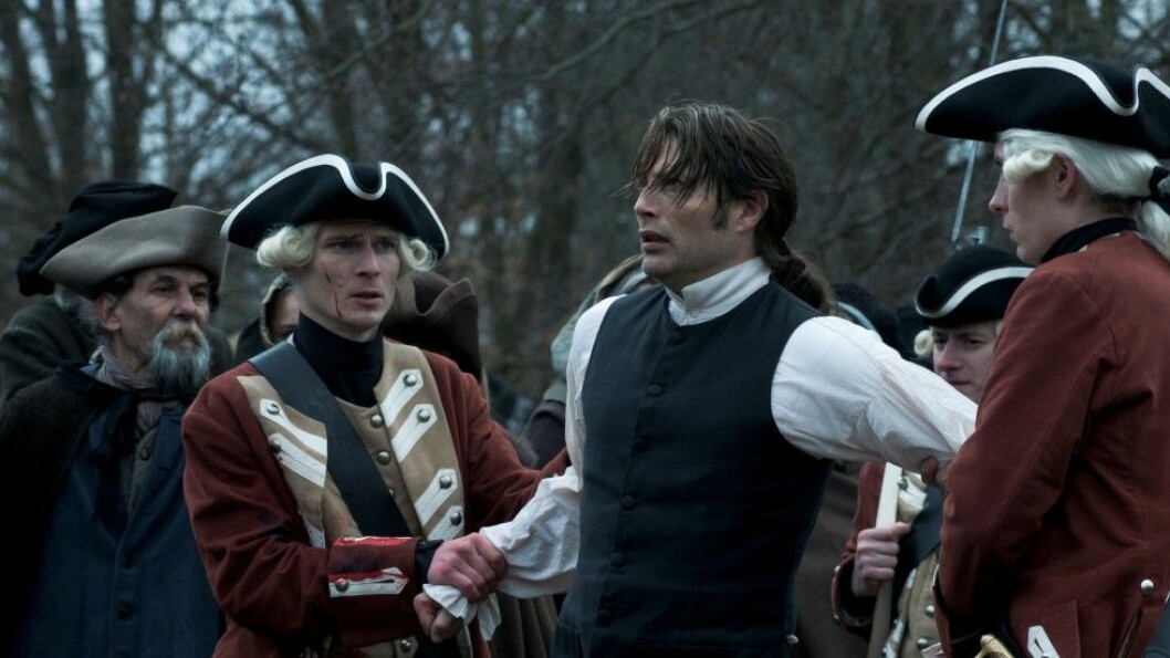 Foto: IBL A ROYAL AFFAIR, (aka EN KONGELIG AFFAERE), Mads Mikkelsen (right of center), 2012. ph: Jiri Hanzl/©M