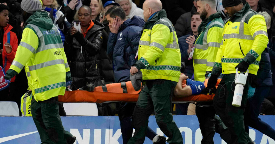 Med hjälp av syrgas och bår kunde César Azpilicueta lämna planen. Chelseas mardröm – förlorade mot bottenlaget