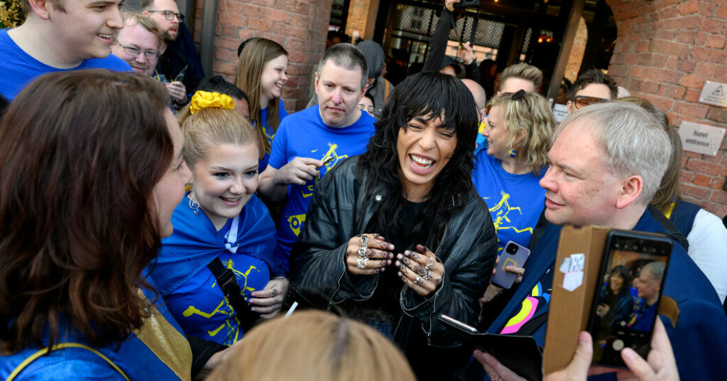Med timmar kvar till avgörandet i Eurovision Song Contest passar Loreen på att mingla med fansen utanför sitt hotell. Avspänd Loreen ler ikapp med fansen
