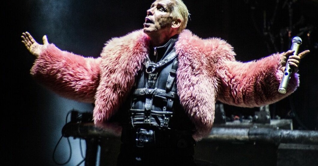 Medarbetare runt Rammstein handplockar systematiskt unga kvinnor för att ha sex med frontmannen Till Lindemann, enligt vittnesmål i sociala medier och en granskning i tyska medier. Arkivbild. Sångaren i Rammstein anklagas för övergrepp