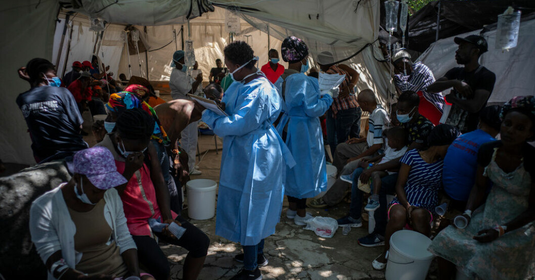 Medicinsk personal hjälper koleradrabbade i Haiti under ett utbrott i fjol. Arkivbild. En miljard riskerar drabbas av kolera