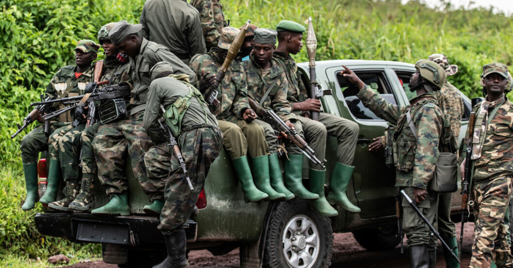Medlemmar av rebellrörelsen M23 vid reträtten från en by i östra Kongo-Kinshasa i december 2022. Arkivbild. Rebellgrupp har gått med på vapenvila