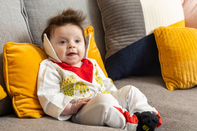Slående likhet! Hallie iklädd Elvis outfit.