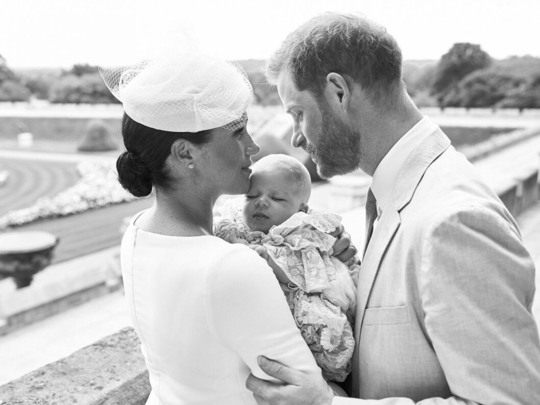 Meghan Markle och prins Harrys son Archie döptes den 6 juli. Meghan Markle, Archie och prins Harry på Archies dop.
