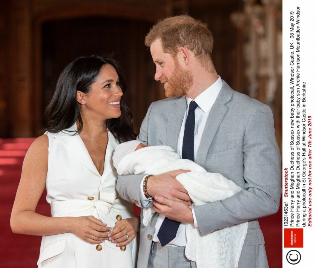 Här visar prins Harry och Meghan Markle upp lilla Archie för första gången. Meghan markle och prins harry med Archie