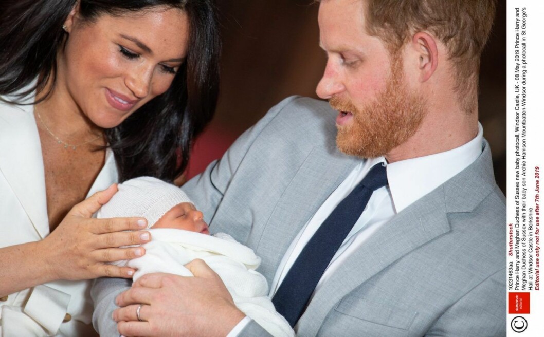 Det var inte mycket som syntes av lilla Archie när föräldrarna visade upp honom för första gången. Meghan Markle och prins harry med sin son Archie