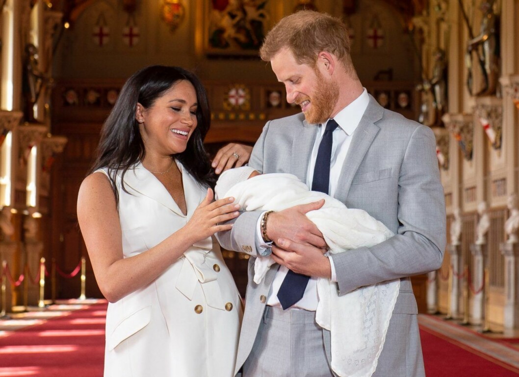 Första bilderna på Meghan Markle och prins Harrys son.