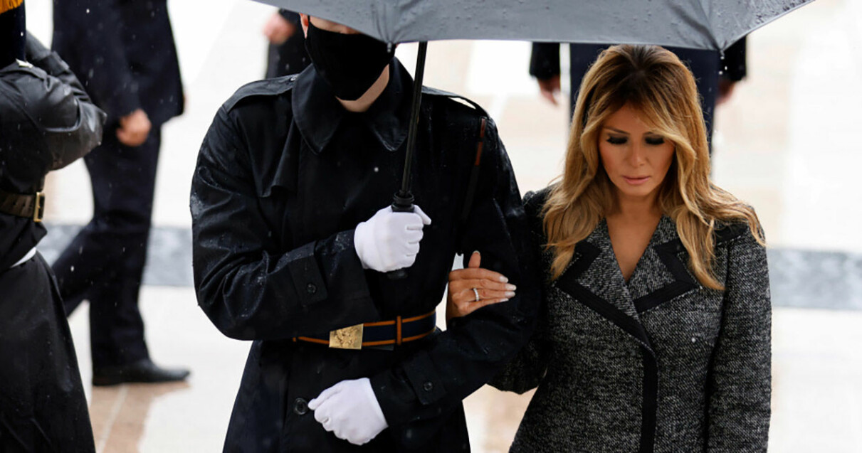 Melania Trump i armkrok med soldat. Melania Trump i armkrok med soldat.