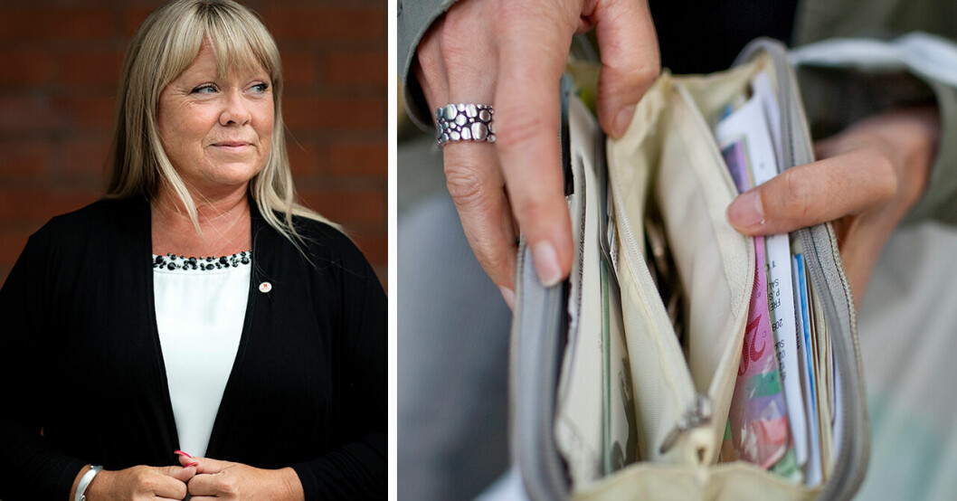 Linda Palmetzhofer och en kvinna som håller i en plånbok.