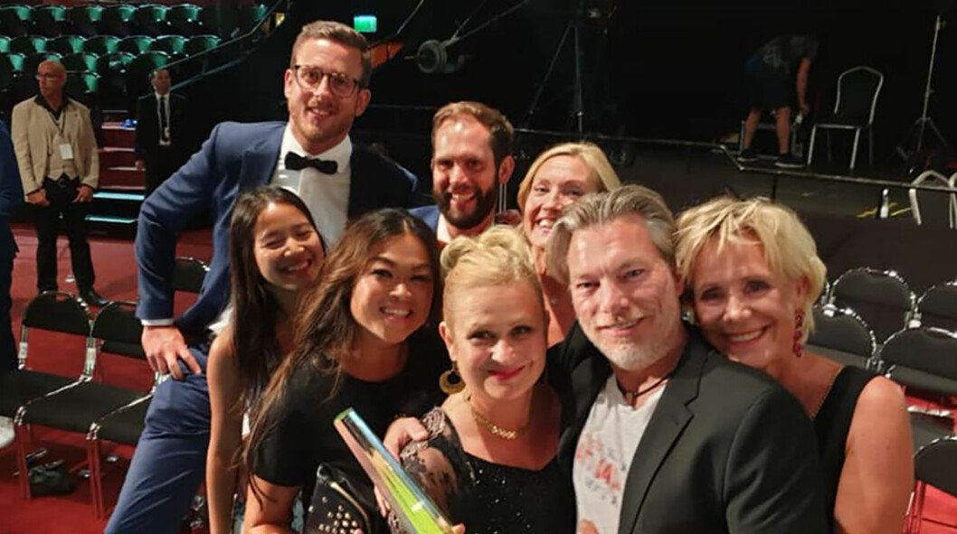 Producenten Lotta Hellman, relationsexperten Linn Heed, parterapeuten Satu Hirsch Fjellstedt och deltagarna från Gift vid första ögonkastet 2019. <strong>Foto: Privat</strong> Producenten Lotta Hellman, relationsexperten Linn Heed, parterapeuten Satu Hirsch Fjellstedt och alla par från Gift vid första ögonkastet 2019 samlades under Kristallengalan