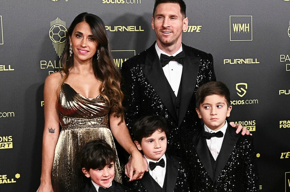 Antonella Roccuzzo, Lionel Mezzi, Ciro, Mateo och Thiago hade klätt upp sig rejält inför Ballon d'Or. Messi och sönerna hade liknande kostymer med glitter i fokus. Antonella Roccuzzo, Lionel Mezzi, Ciro, Mateo och Thiago