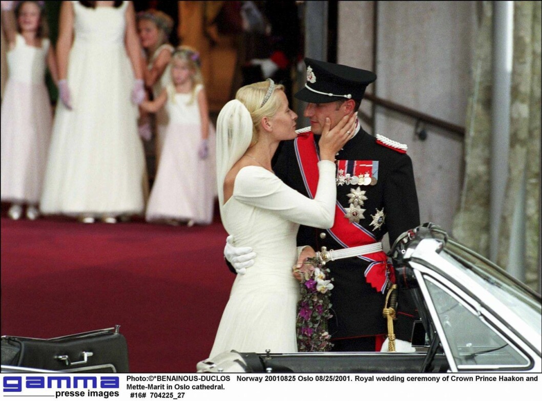 Mette Marit och Haakon. <em><strong>FOTO: IBL</strong></em> Mette Marit och Haakon kysser varandra