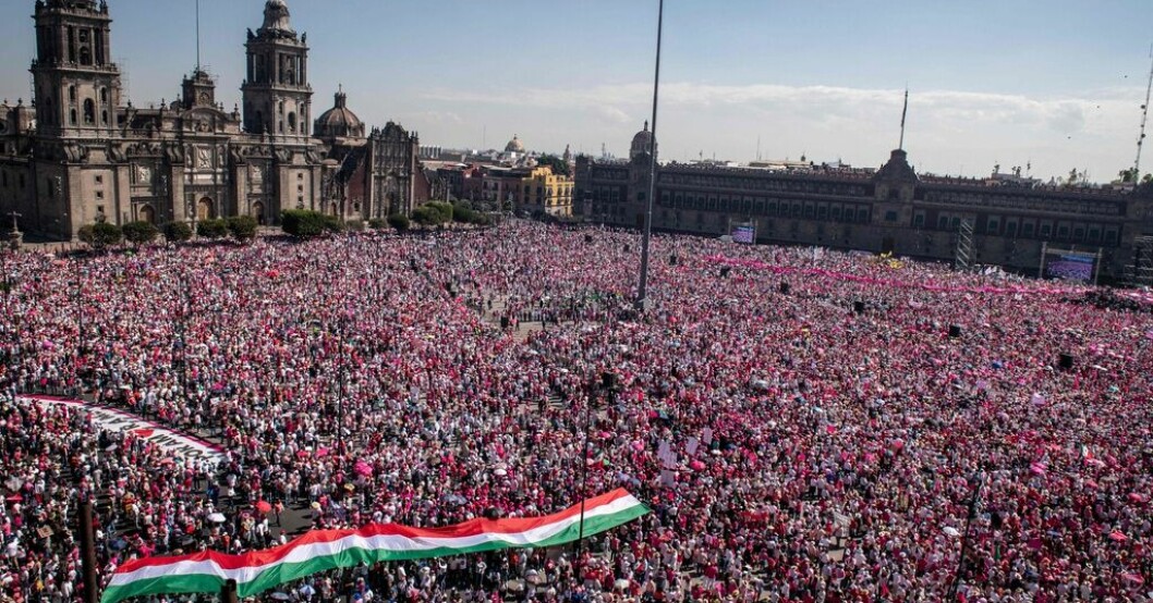 Mexico Citys huvudtorg El Zócalo fylldes av personer som protesterade mot ändringar i vallagen på söndagen. Protester mot nya vallagar i Mexiko