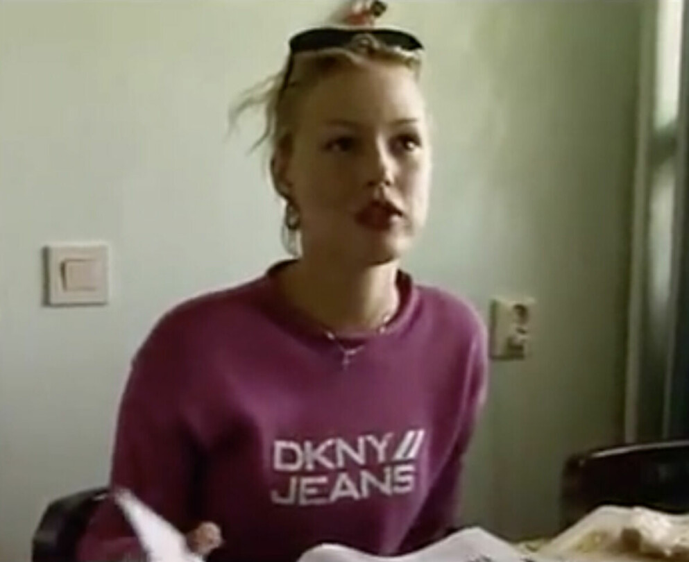 Zlatans ex-flickvän Mia Olhage äter frukost i rosa DKNY Jeans-tröja. Zlatans ex-flickvän Mia Olhage äter frukost i rosa tröja
