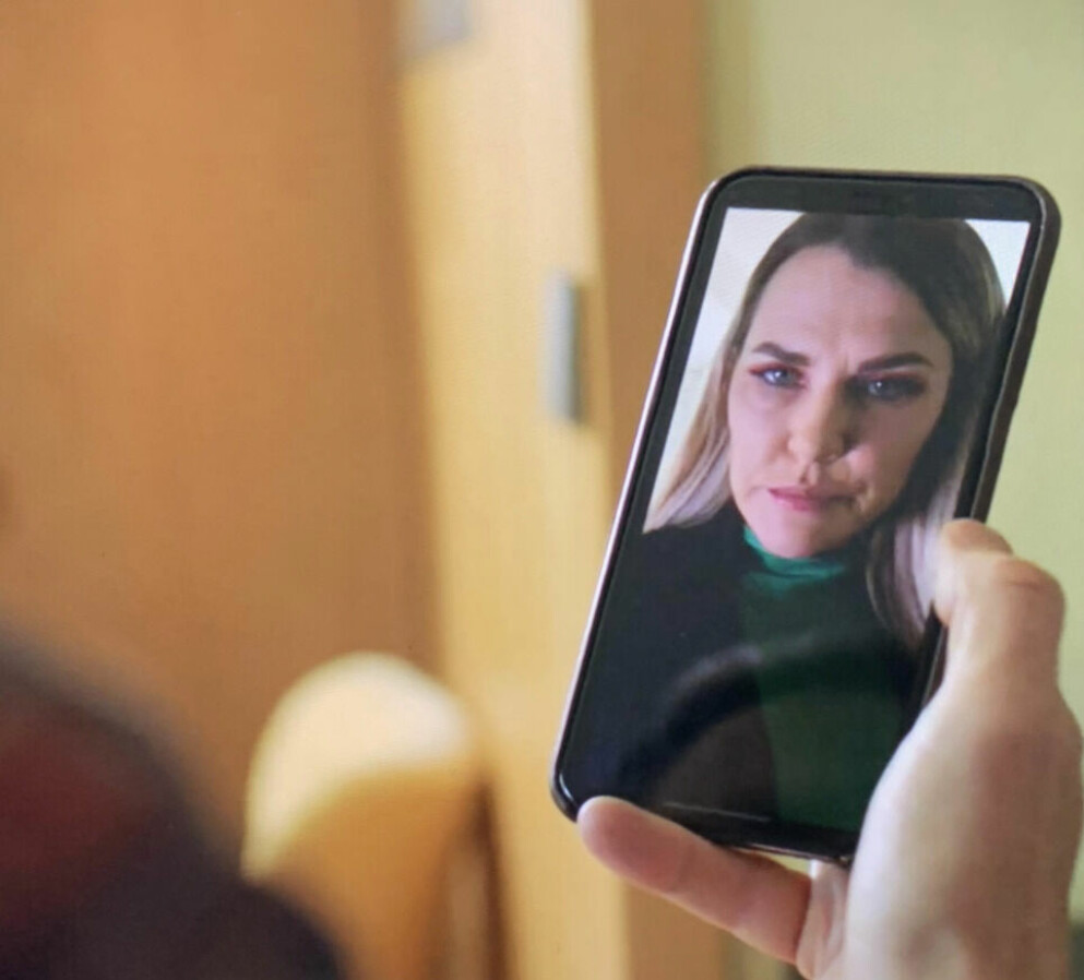 Karaktären Anna i <span class=" italic" data-lab-italic_desktop="italic">Solsidan</span> dyker upp på Facetime. Alex pratar med Anna på facetime i Solsidan