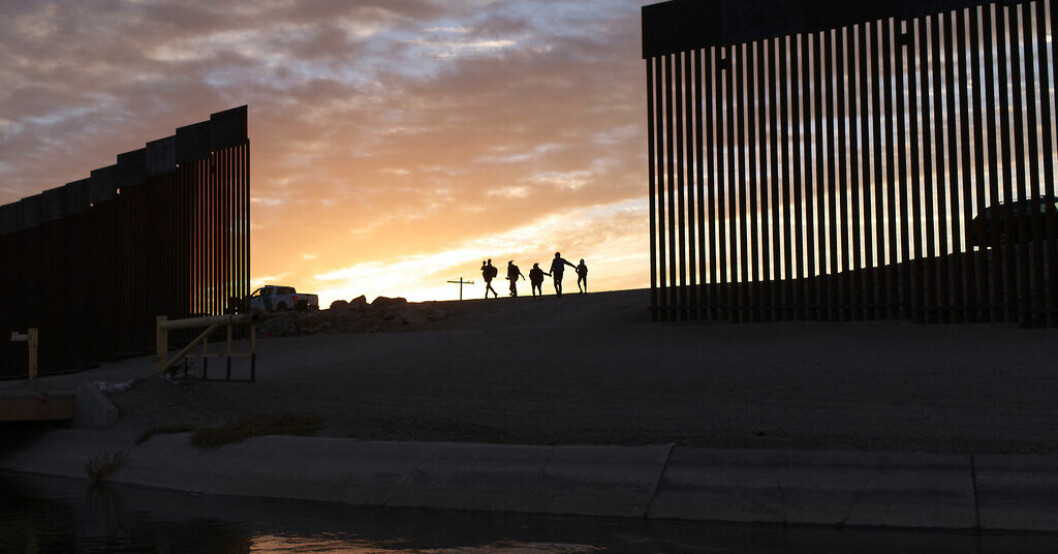 Migranter går över gränsen till från Mexiko till Arizona i USA. Arkivbild. USA vill se nya restriktioner för asylsökande