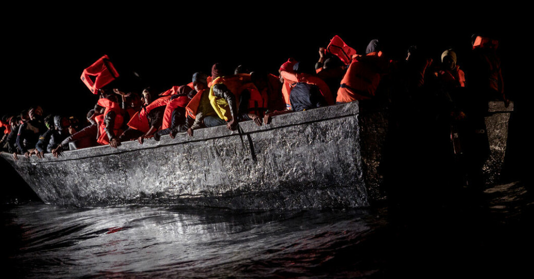 Migranter i en träbåt utanför Tunisiens kust. Arkivbild. Mer än 400 migranter stoppade av Tunisien