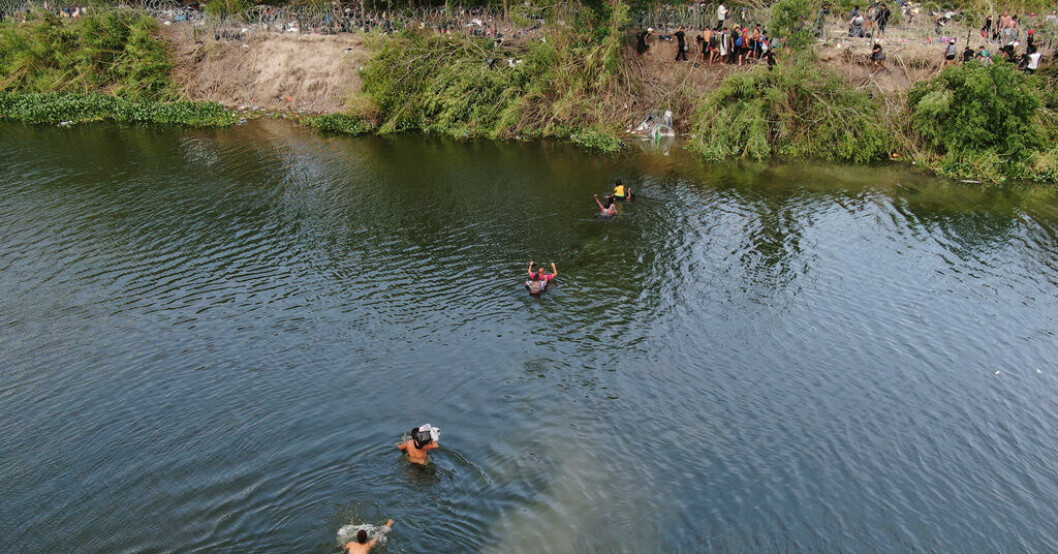 Migranter i färd med att ta sig från Matamoros i Mexiko över till den amerikanska sidan via floden Rio Grande. USA varnar: Gränsen är inte öppen