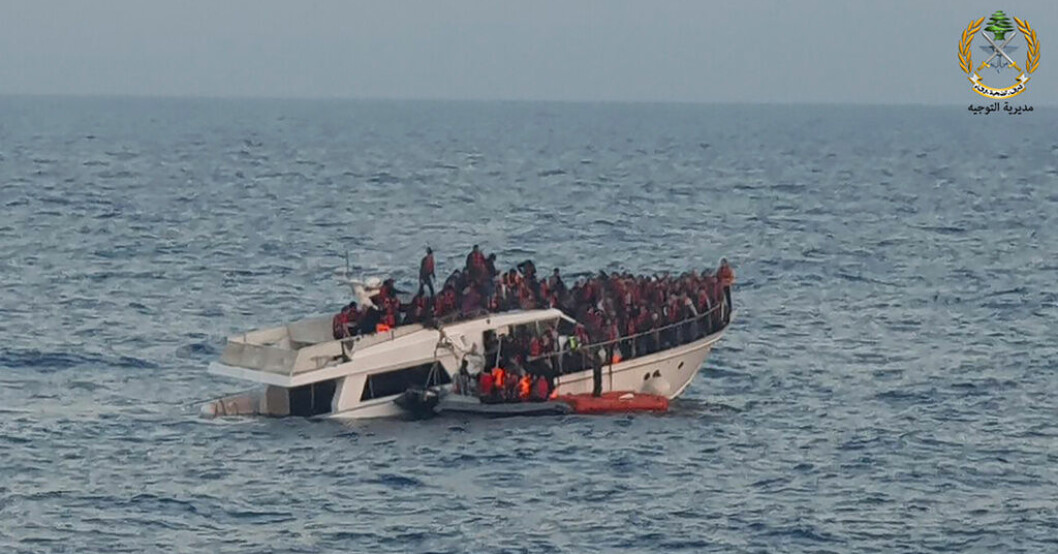 Migranter räddas från en sjunkande båt utanför Libanon i Medelhavet. Arkivfoto. SD kräver EU-omröstning om migration