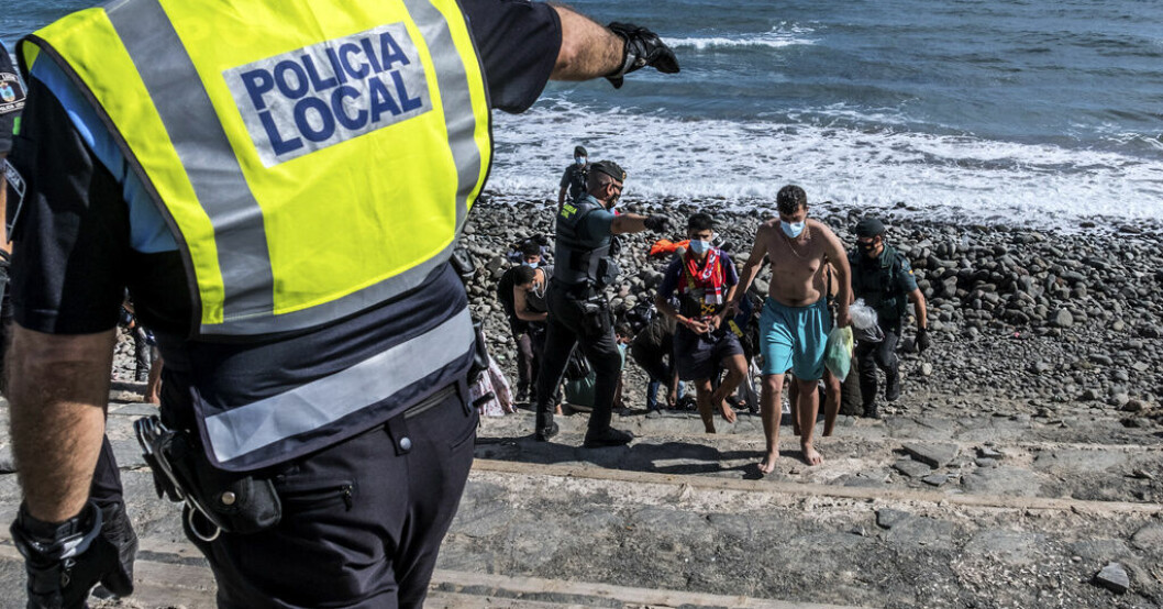 Migranter tas om hand av spansk polis efter att ha ankommit till Kanarieöarna i november 2020. Arkivfoto. Marocko tackas i migrantplan