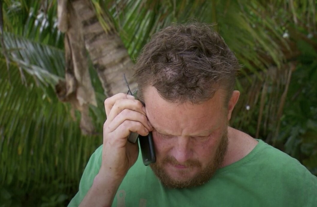 FOTO: TV4 Michael Björklund pratar i telefon med sin fru jenny i Robinson 2020