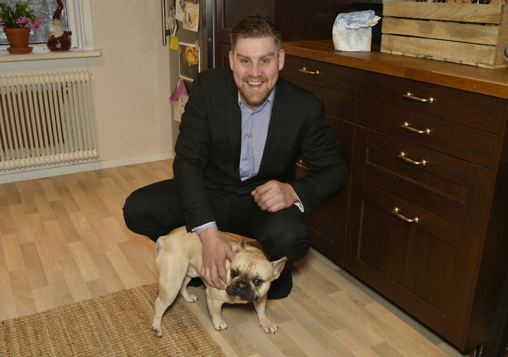 Det är inte bara Evelina som flyttat in, även hennes hund Ralf som är en del av familjen. Backis med Evelinas hund Ralf