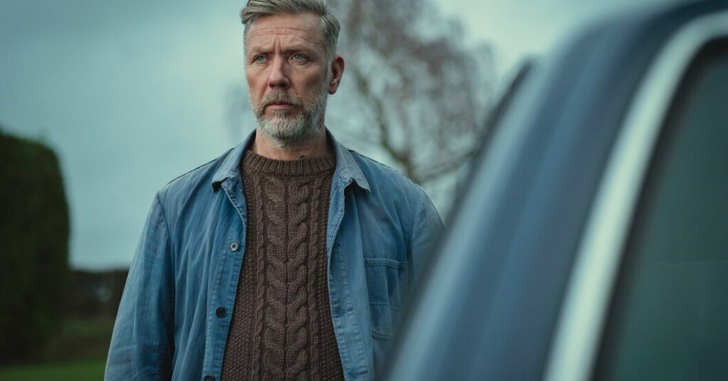 Mikael Persbrandt som rörmokaren Jakob i "Sex education". Pressbild. Persbrandts Netflixserie läggs ned