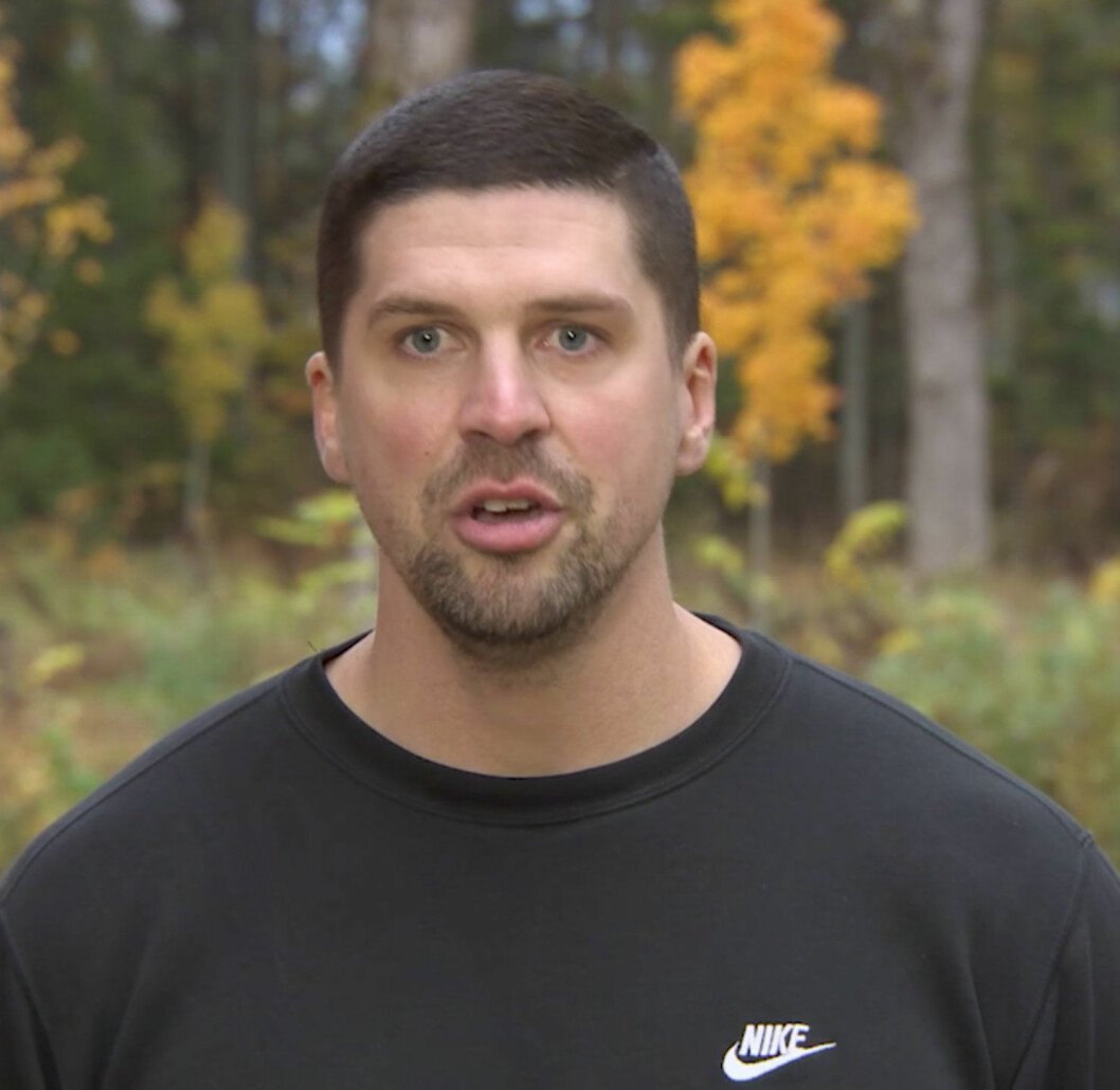 Coachen Mikael Hollsten tränar deltagarna i viktsåpan “Biggest Loser”. Coachen Mikael Hollsten tränar deltagarna i viktsåpan "Biggest Loser".