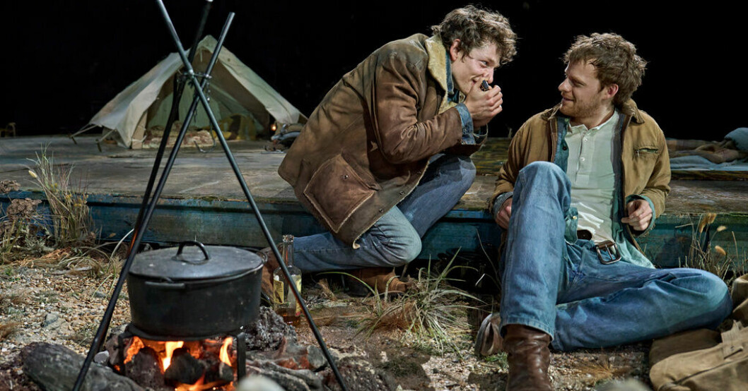 Mike Faist spelar Jack och Lucas Hedges spelar Ennis. "Brokeback mountain" blir pjäs i London