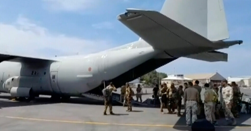 Militär evakuerar från Sudan. Bild från 23 april. Svenska ambassadpersonalen hemma