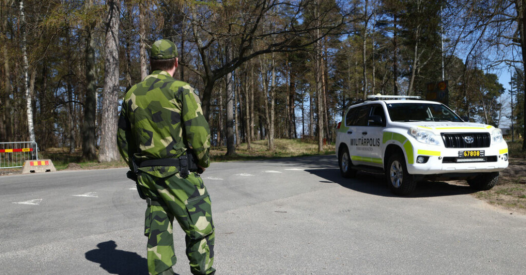 Militärpolis på plats vid explosionsplatsen i Karlsborg. Explosion i ammunitionsfabrik – en skadad