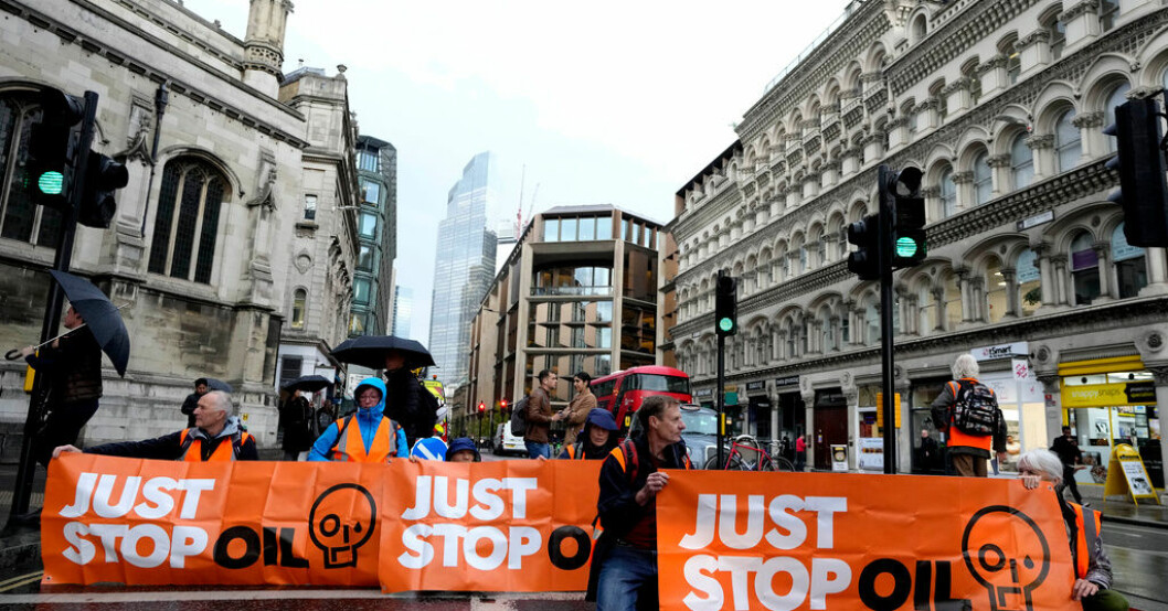 Miljöaktivister från gruppen Just stop oil genomför protestaktioner i London. Arkivibld. Broklättrande miljöaktivister döms till fängelse