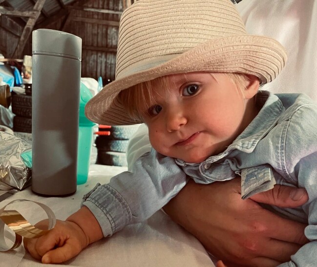 Milo blev bara 1 år gammal. Han dog drygt två veckor före sin tvåårsdag. Milo tittar in i kameran i en jeansjacka och hatt.
