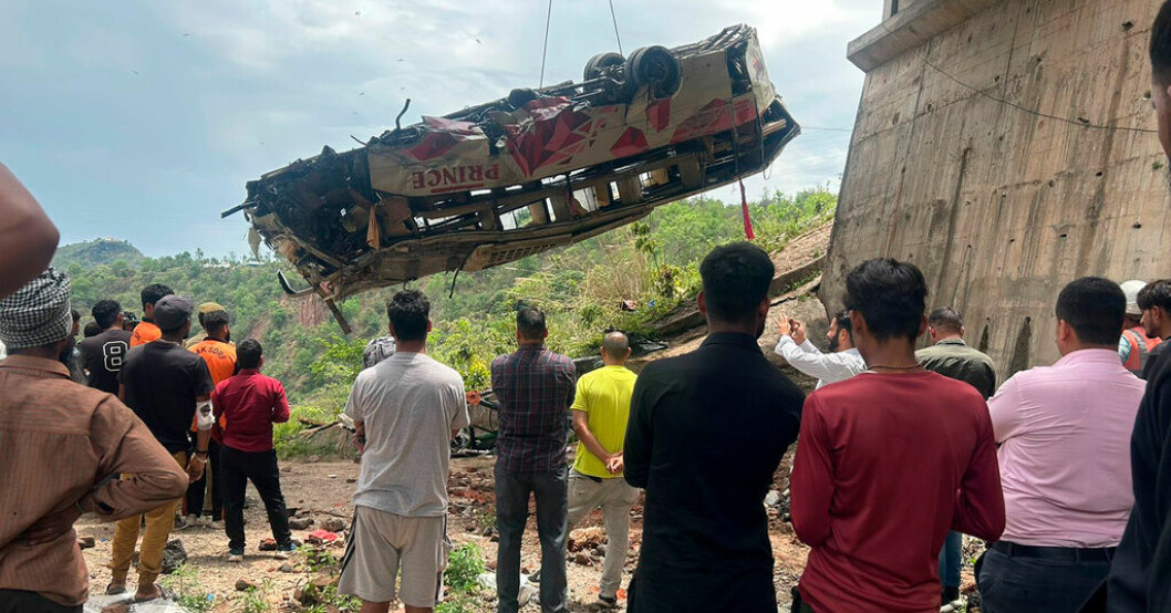 Minst tio personer har dött och 55 har skadats efter att en buss kört ned i en ravin i Himalaya. Många döda i bussolycka i Indien