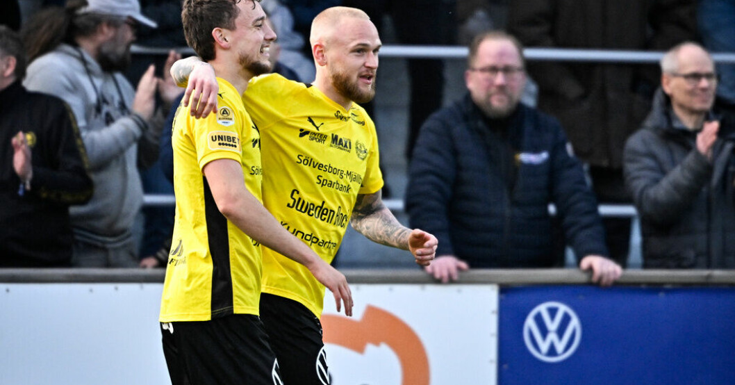 Mjällbys Adam Ståhl, till höger, jublar med Colin Rösler efter 1–0-målet mot Degerfors. Mjällby fortsatt obesegrat: "Skönt"