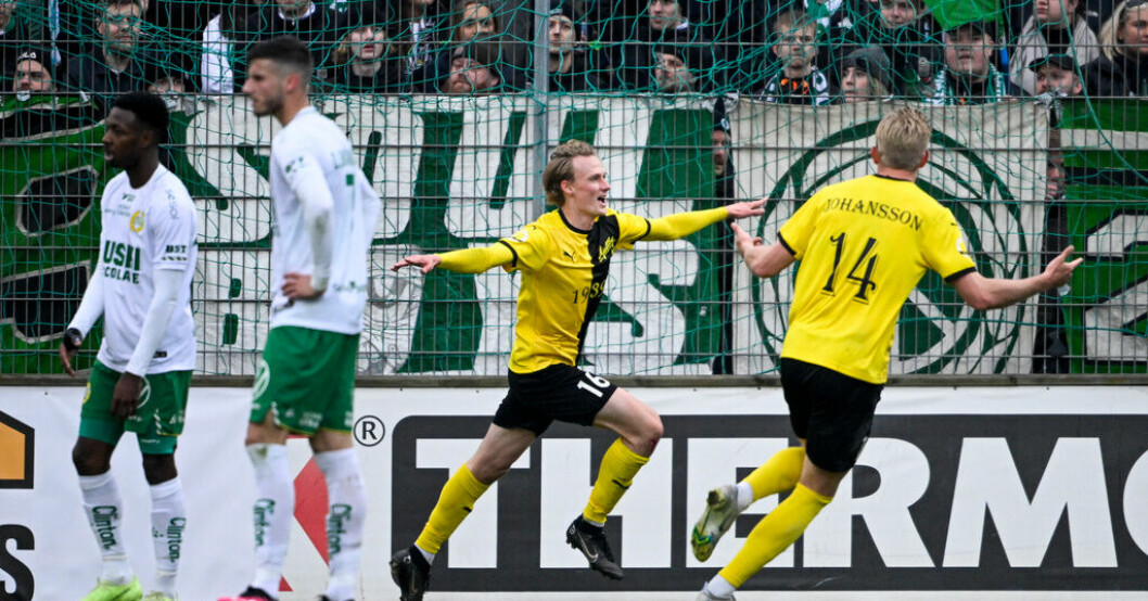 Mjällbys Alexander Johansson, mitten, jublar efter att ha skjutit Mjällby till klubbens första final i svenska cupen. Klart: Mjällby till historisk final