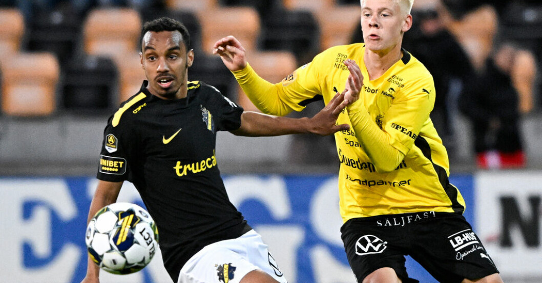 Mjällbys Otto Rosengren, här i duell med AIK:s Bilal Hussein, till vänster. Arkivbild. Talangen fyllde nyss 20 – cupseger bästa presenten