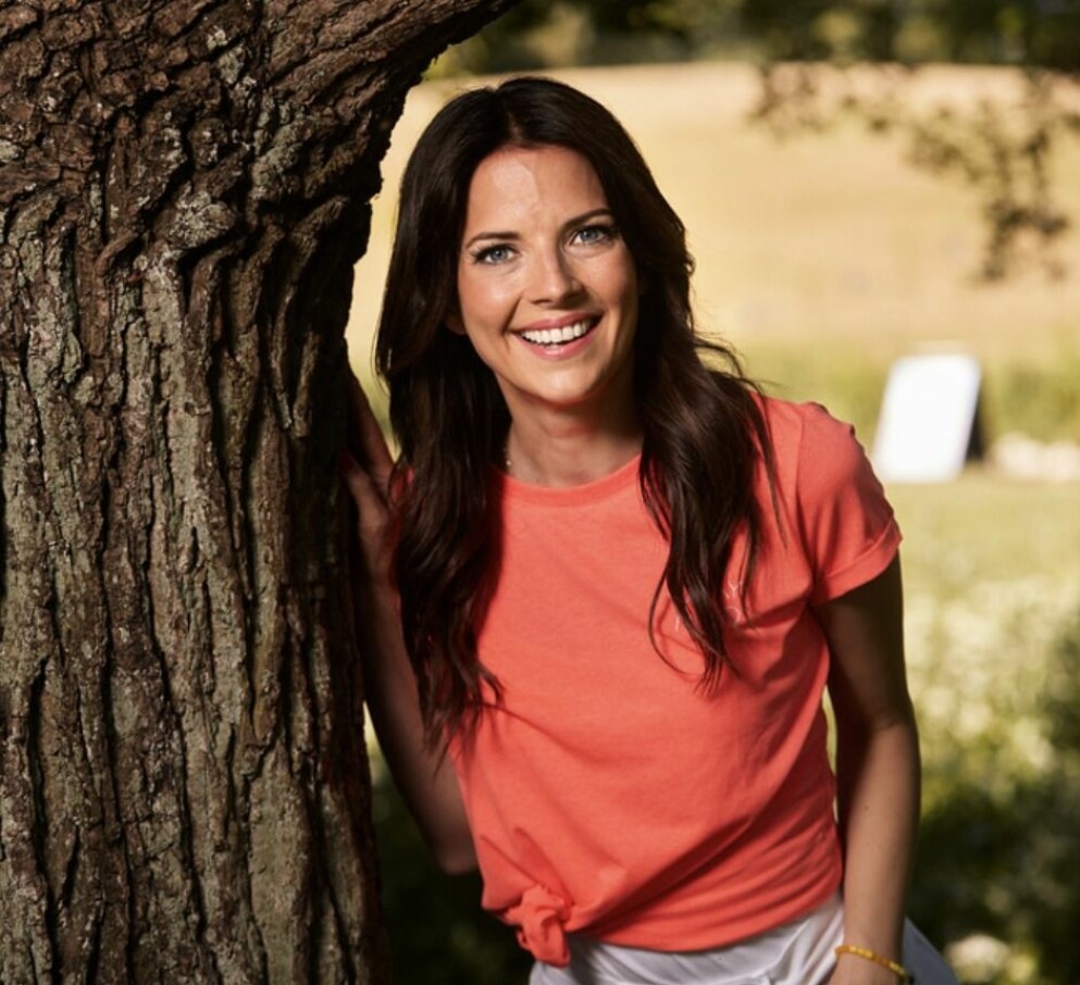 Malin Olsson vid ett träd