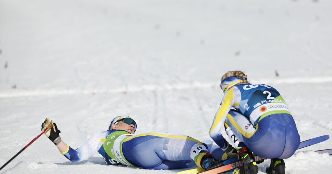 Moa ilar och Frida Karlsson efter målgången i skitathlon i VM. Nu skickas Ilar hem. Körde ett lopp – nu skickas Ilar hem