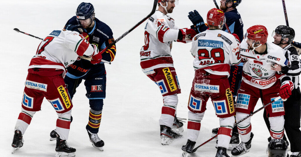 Modo och Djurgården i en match tidigare under säsongen. Arkivbild. Grinigt och dubbla matchstraff i toppmötet