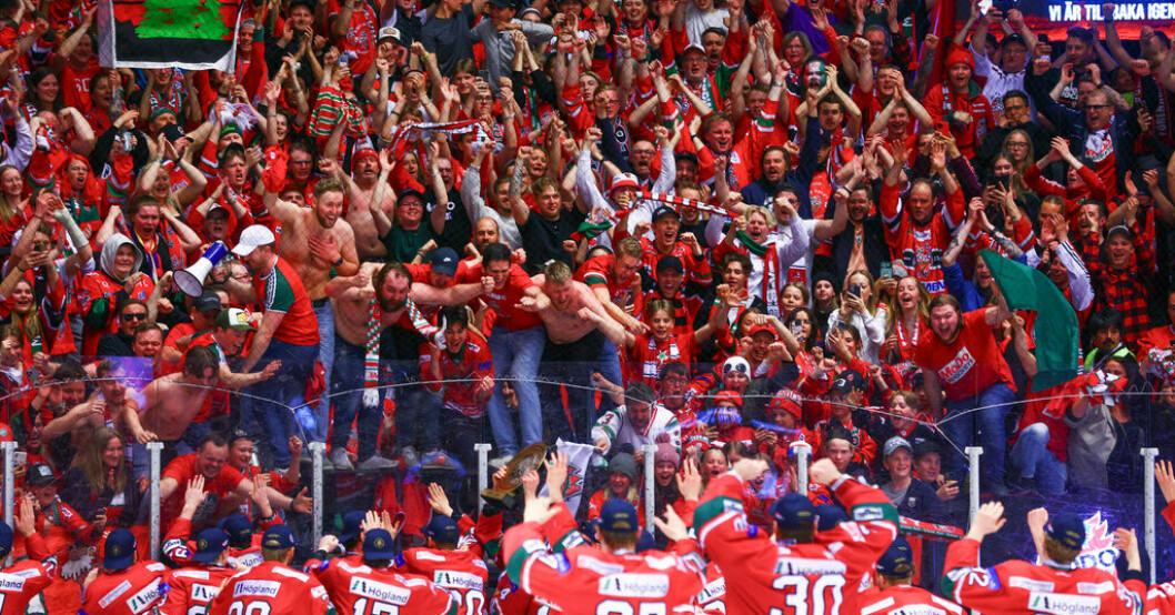 Modospelare firar med supportrarna efter SHL-avancemanget. Hjältarna stannar – nu jagar Modo spets
