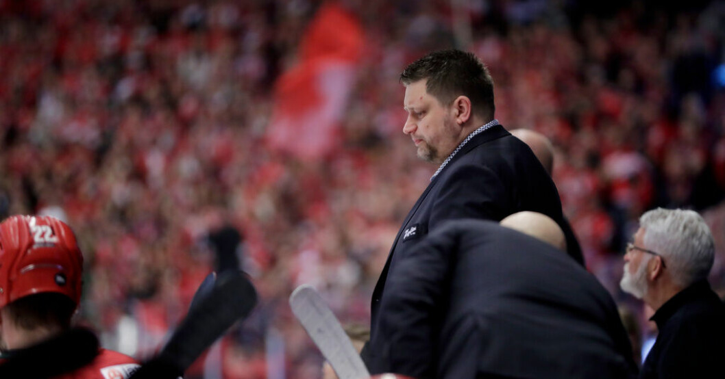 Modotränaren Mattias Karlin rasar över att Djurgårsbacken Edvin Hammarlunds crosschecking inte hamnar hos disciplinnämnden. Modotränaren rasar: "Två olika regelböcker"