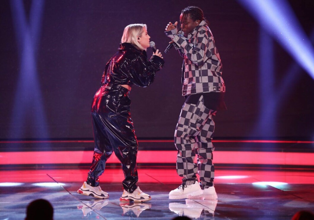 Tusse Chiza uppträder tillsammans med Molly Sandén under Idol 2019. Tusse Chiza uppträder tillsammans med Molly Sandén under Idol 2019 med en blå och röd scen.